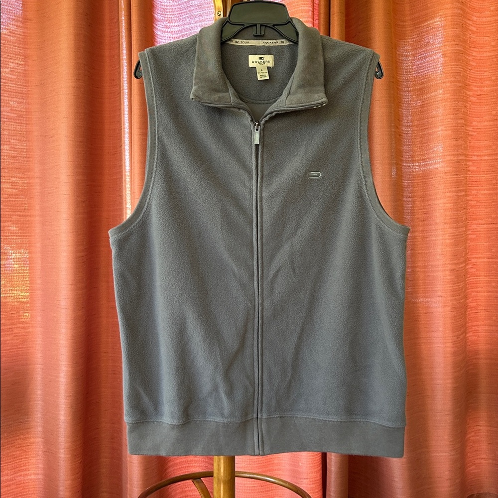 Men’s Dockers Tour Gray Zip-Up Fleece Vest.